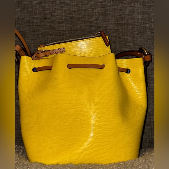 NWOT 💛 Dooney & Bourke Bucket Bag with DB Dustbag - Picture 2 of 10